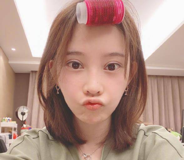 重点其实是冯提莫的前三张自拍照,很久没有看到她分