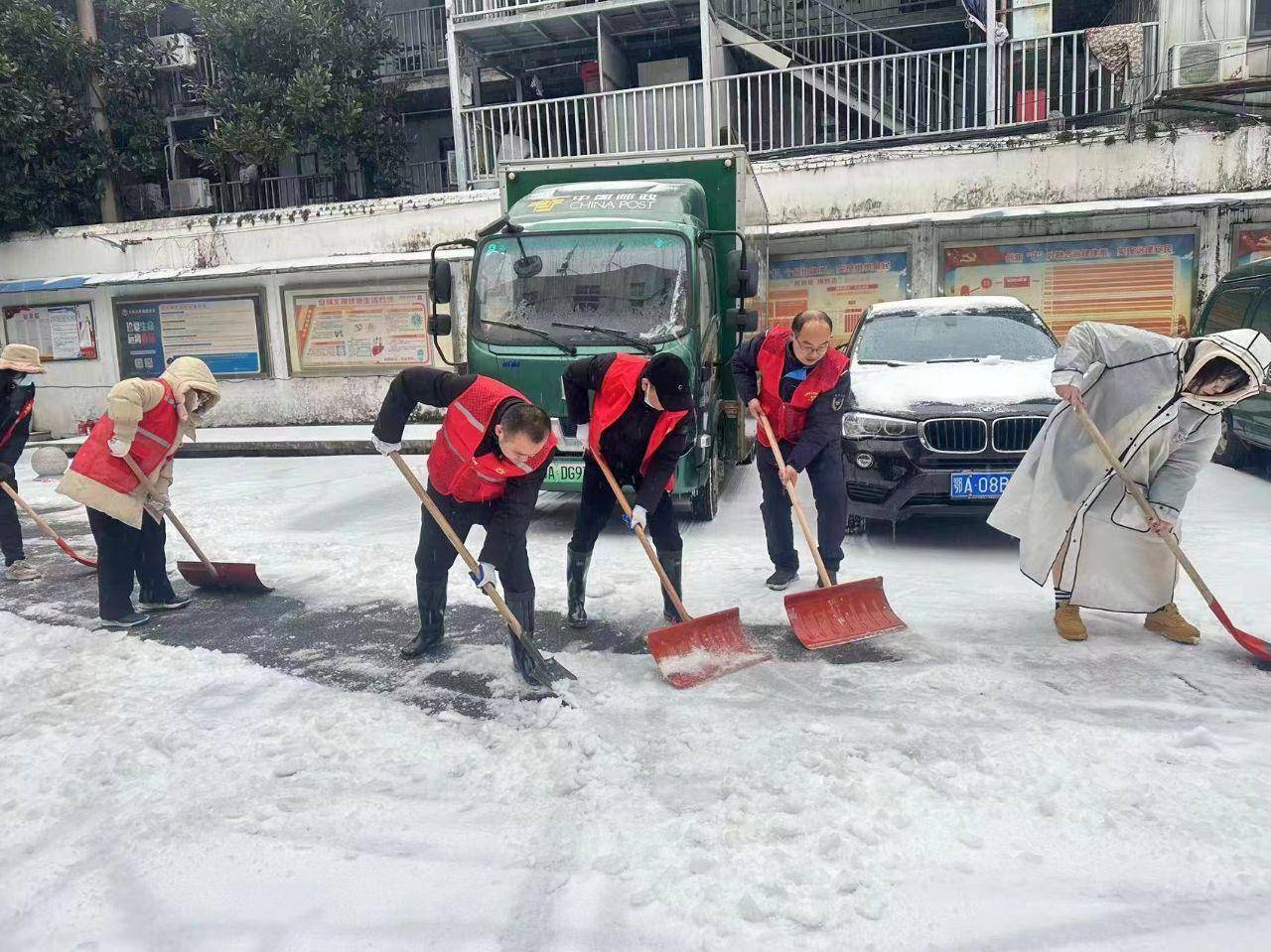 武汉公交党员先锋队闻雪而动暖寒冬_进社区_小区_文武