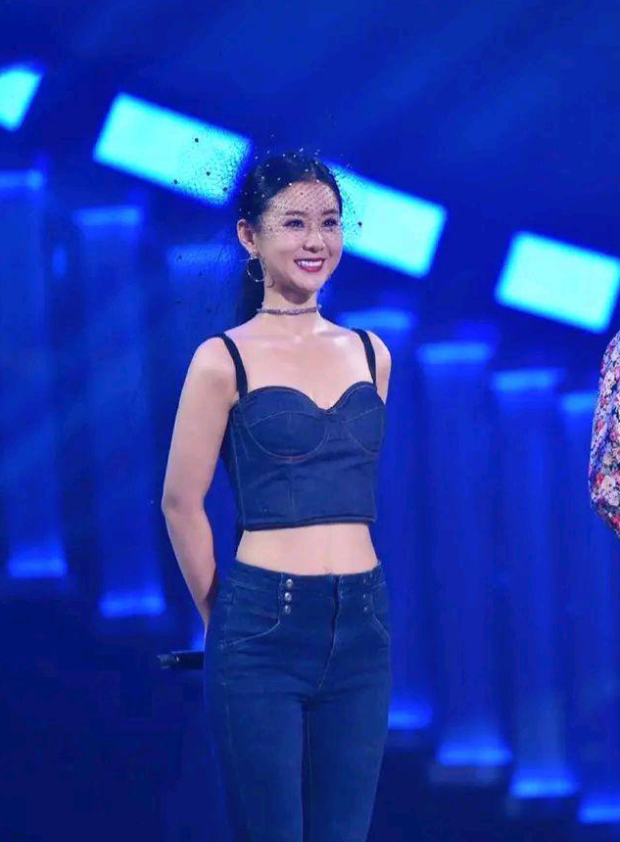 李小萌二胎后带火了跳舞穿搭:"毛衣 高腰裤 丝巾",时髦又洋气_时尚