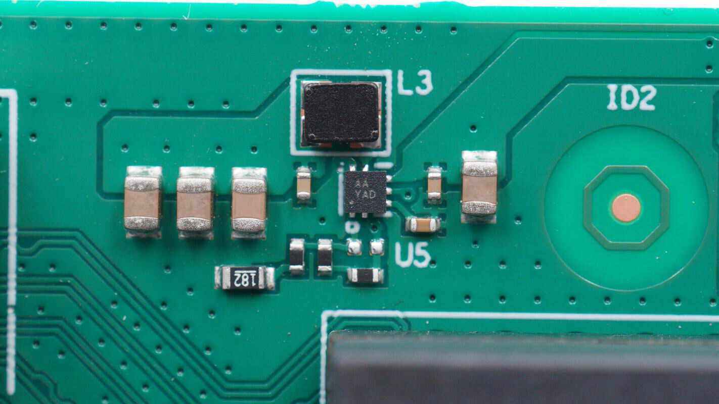 为交换芯片供电的同步降压电路特写,降压转换芯片丝印aa.