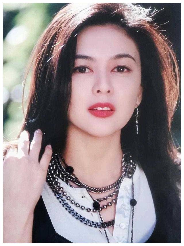 最后,迪丽热巴以高贵典雅的气质和出众的颜值成为了"红毯女王".