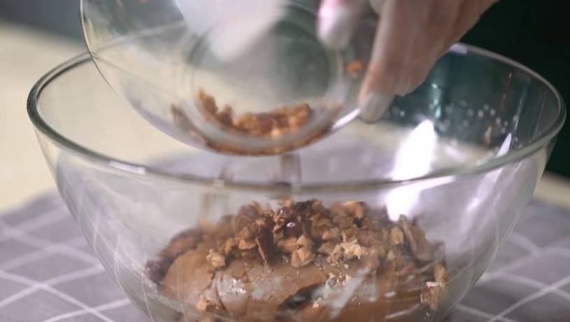 分成约25g的小圆球用手按压成饼摆盘好放入烤箱180℃烘烤15分钟