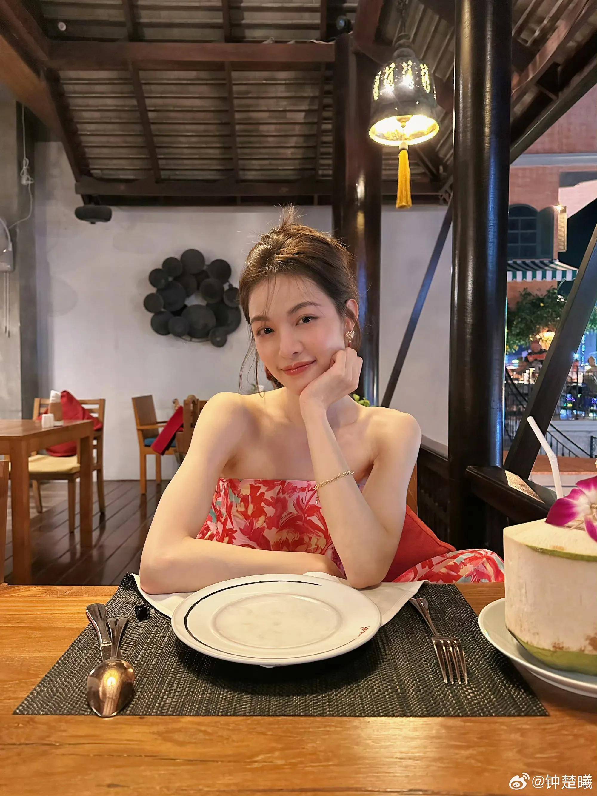 她容光焕发,他精神涣散,网友:正常操作_官宣_状态_度假