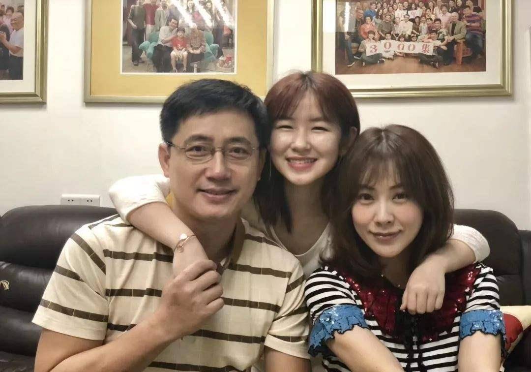 后来刘涛离开剧组后,导演依旧找了黄菲当新三嫂,依旧是四个媳妇中最