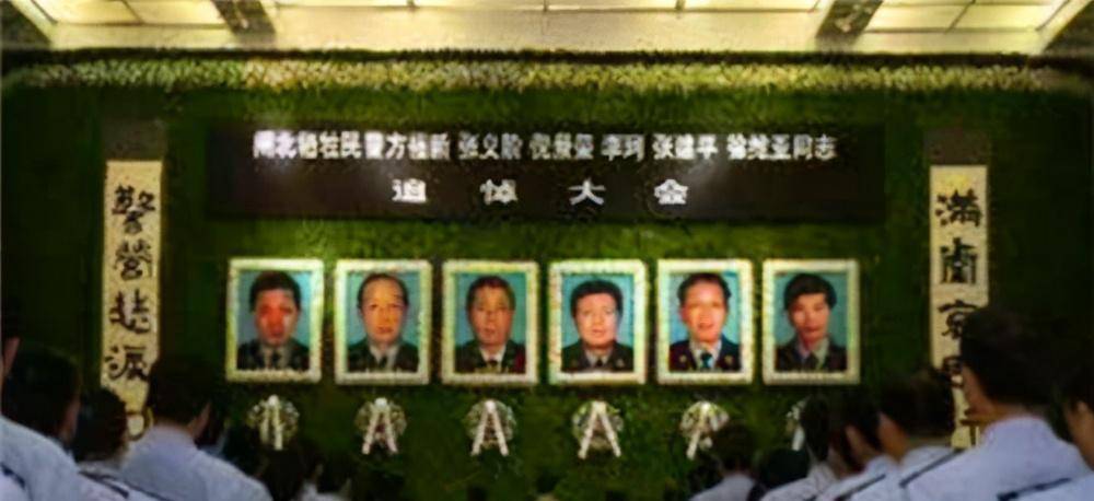 12年前,27岁小伙因一辆单车,闯进警局连杀6人,被捕后一脸得意_杨佳