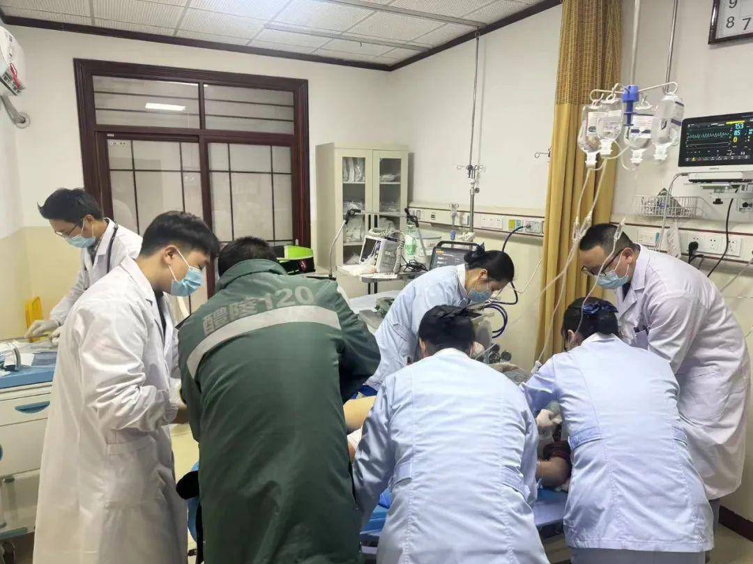 一线生机,全力以赴!车祸患者命悬一线,医生联合"硬核"救治