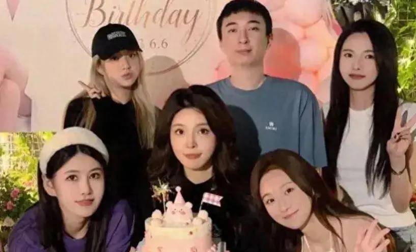 王思聪女友泛滥成灾,家里镜子成为网红打卡点!_电竞_成为了_情人节