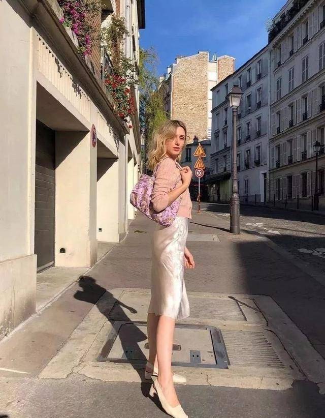 对于三十左右的仙女,这样的一套搭配更能体现这个年龄的优雅气质.