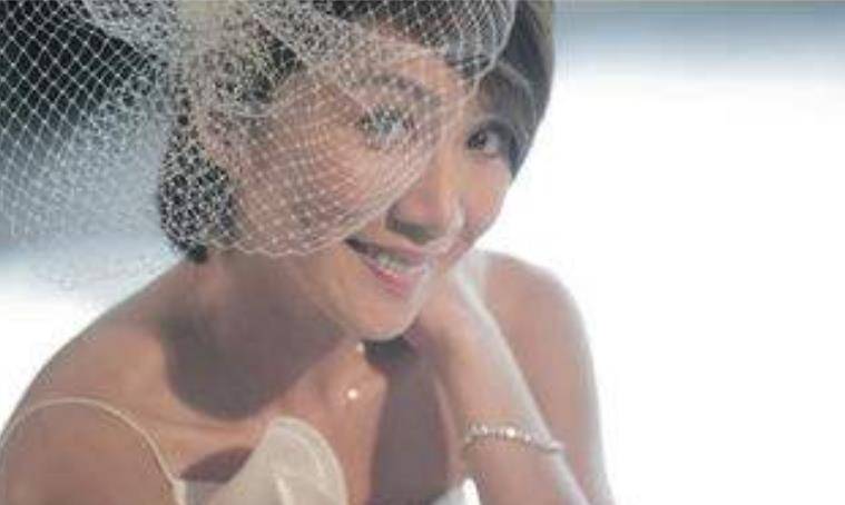 被网友骂了7年小三,终于扶正嫁入豪门,却在结婚第3年悲惨离世_徐华凤