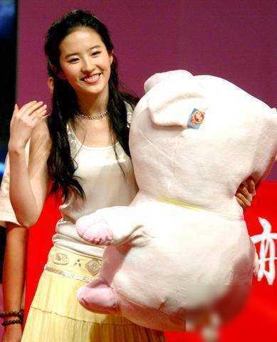 景甜:富豪宠爱的"貔貅体质"刘亦菲,那位被誉为"神仙姐姐"的明星,早年