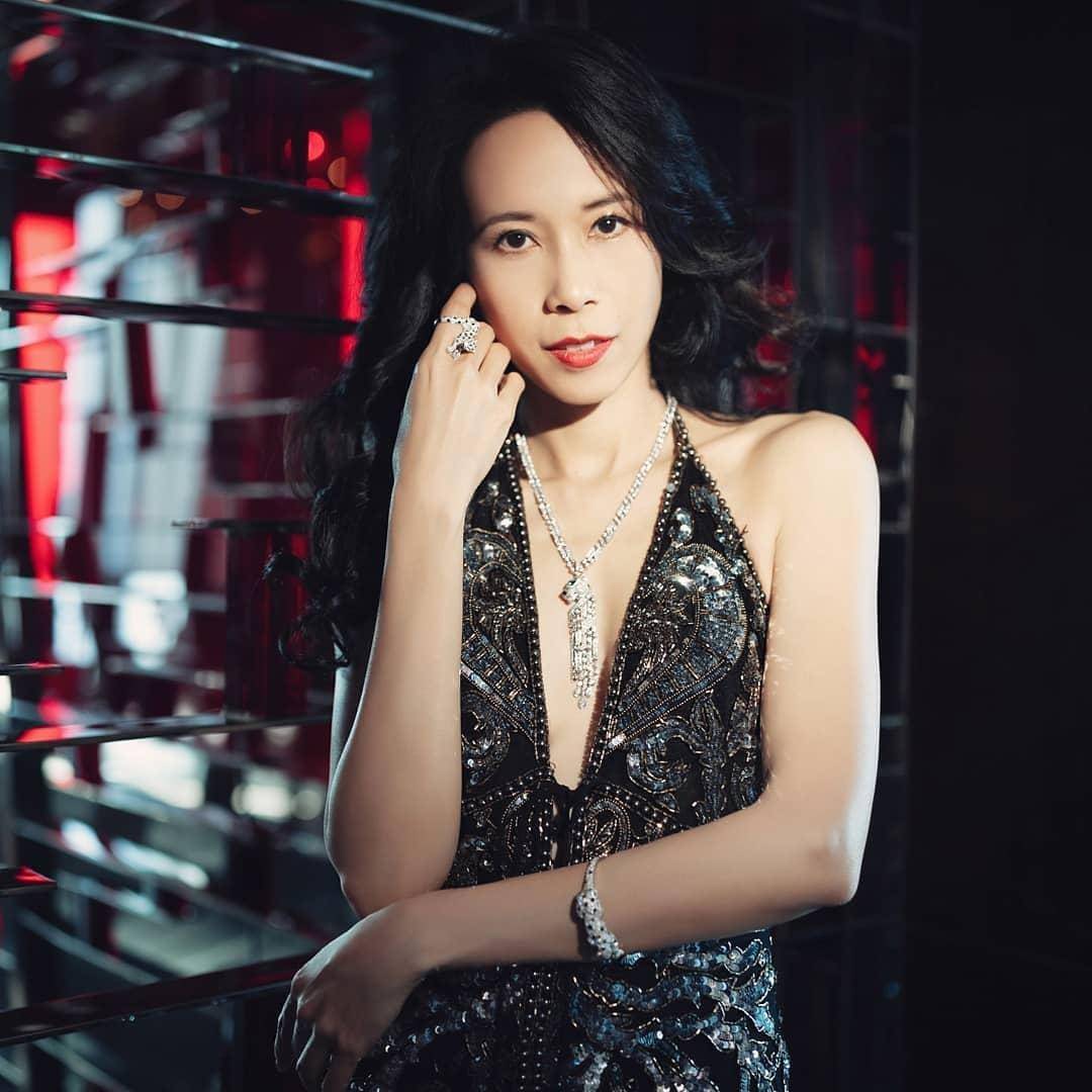 53岁莫文蔚胆子真大,穿着旗袍深山雪林里牵马出行,寒冷雪天难掩曼妙