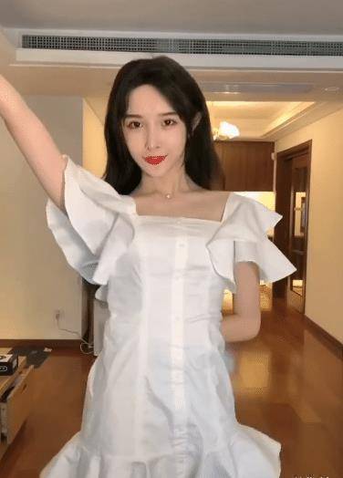 女装大佬翻车了,穿时尚小裙子不料被腋窝出卖,女生一般都没有_艾比