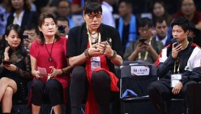 2008年郑海霞在鲁豫节目公开征婚,43岁情定粉丝:首次吃饭4小时_郑海莎