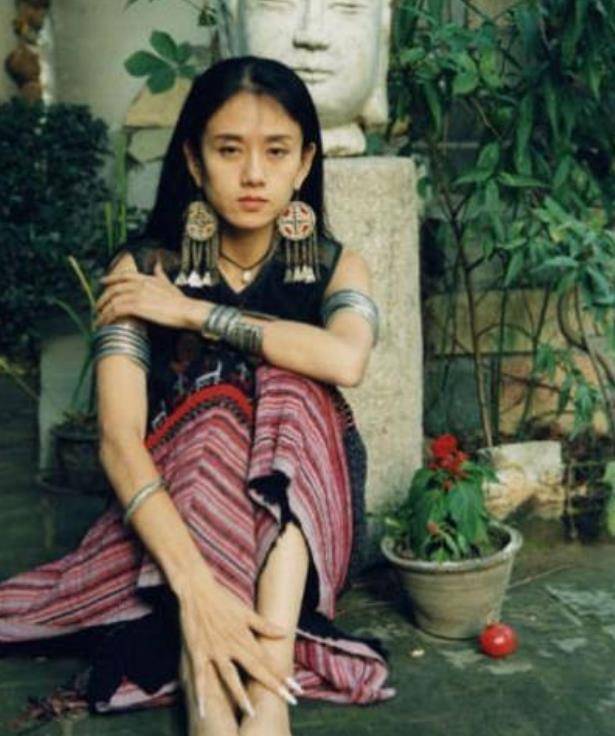 61岁杨丽萍现状,为舞蹈选择不生孩子,生活不能自理全靠男助理_身材