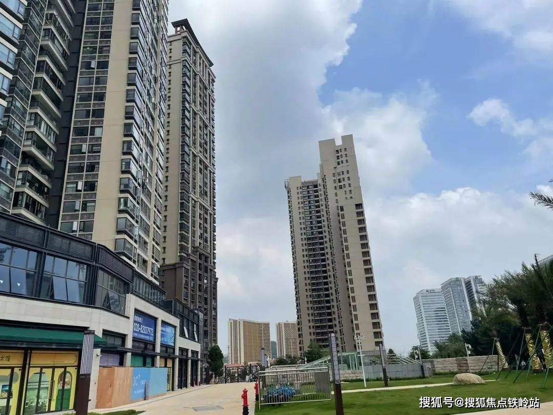 继2023年1月暹岗旧改一期复建区交付之后,5月二期复建区也迎来封顶,各