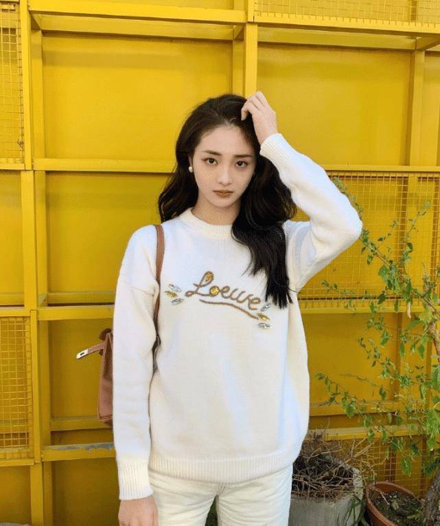 周洁琼好会穿,白色刺绣卫衣甜美温柔,气质清纯好似邻家女孩_时尚_版型