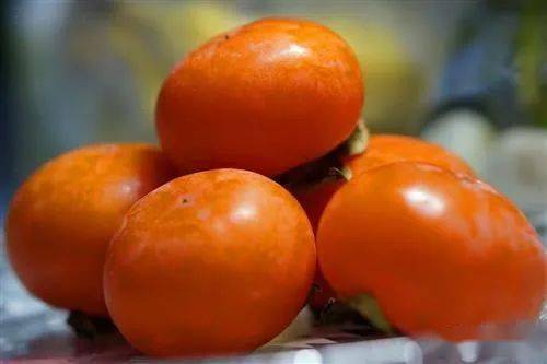 俗话讲"一个柿子十副药",柿子浑身是宝,为啥柿子皮却不能吃?_食用_单