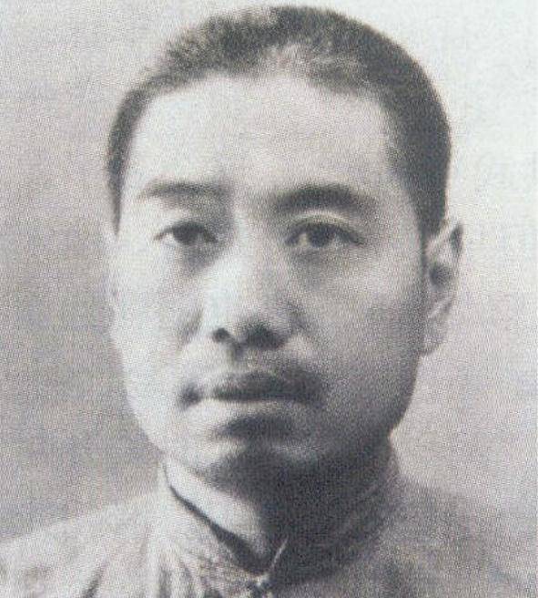 韩维周看到这些彩色的陶片和石器后,像发现了宝贝一样开心.