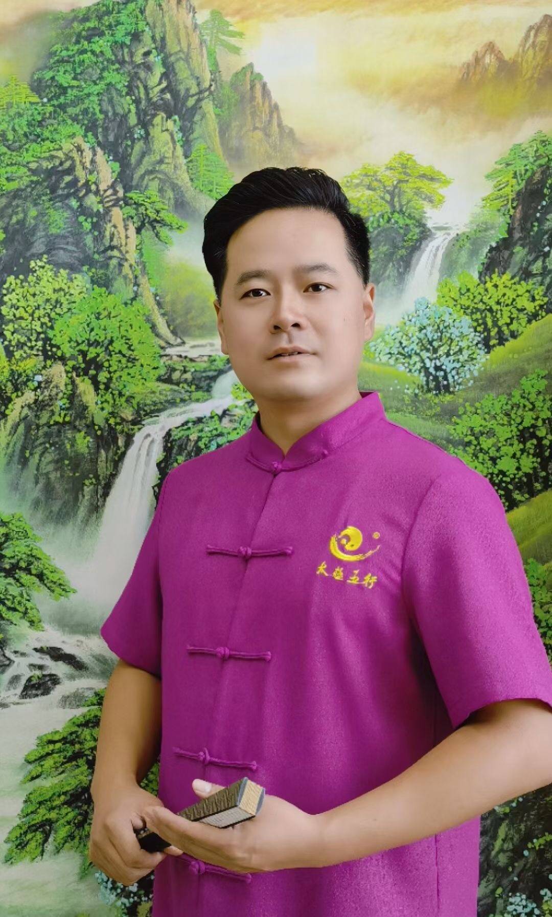 龙宫骨,即眼圈突起的骨骼.