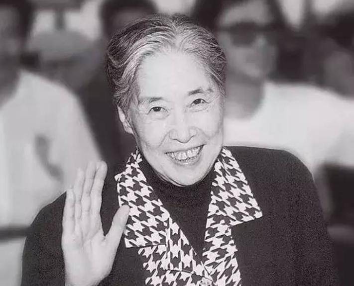 王光美逝世后,葬礼上出现了2个特殊人物,在场的人见后泪流不止_刘少奇