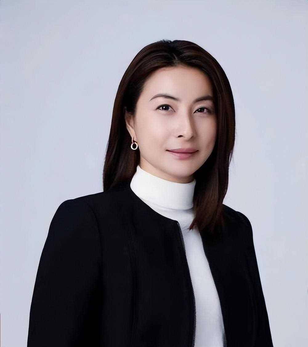 郭晶晶现身国外惹争议,和网友同框被吐槽像老太!