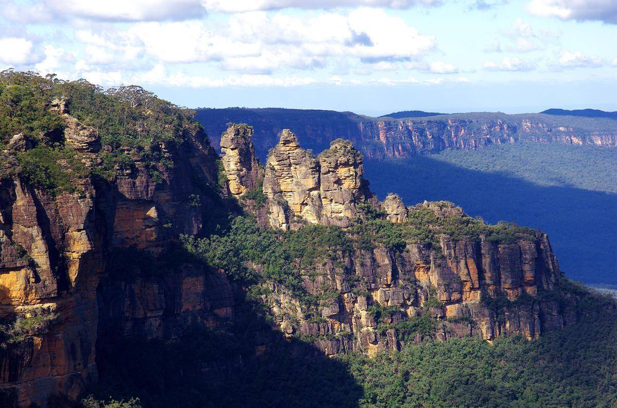 澳大利亚最高的山脉,因桉树油滴在空中折射出蓝色,因而得名蓝山