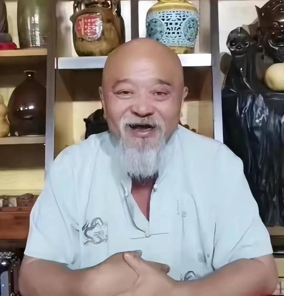 无视医生劝告,每天2包烟,顿顿8两酒的演员李琦,如今变成这样_小品