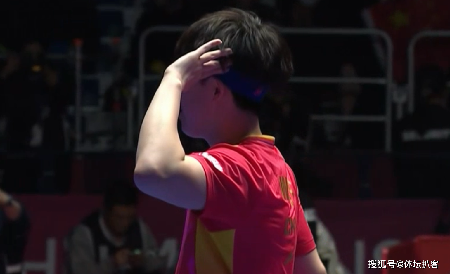 太燃了！王楚钦赢球后回击韩国观众，指着胸前国旗，国乒大逆转