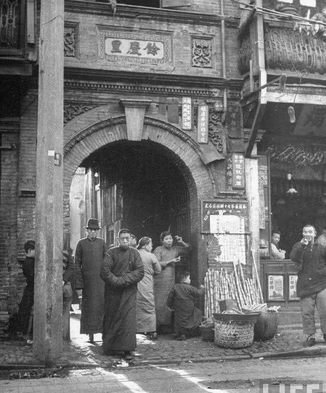 1946年一个男子吸食鸦片全过程:眼神空洞醉生梦死,陶醉在吸食快感之中