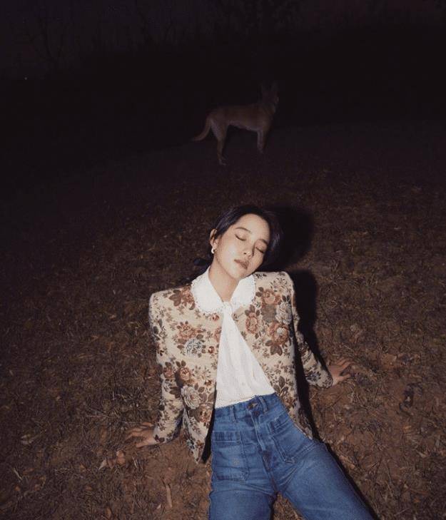 欧阳娜娜坐地上夜拍,不料却被背后抢镜,网友:夜景需要勇气_衣服_外套