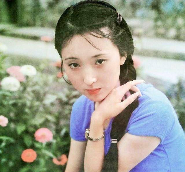 "林妹妹"陈晓旭之墓:鲜花环绕,汉白玉雕像让人垂怜_林黛玉_芭蕾_因为