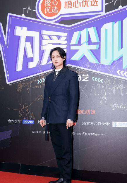 尹正羡慕暴瘦后的黄晓明,为显瘦西服配腰带,但效果并不明显_黑色_造型