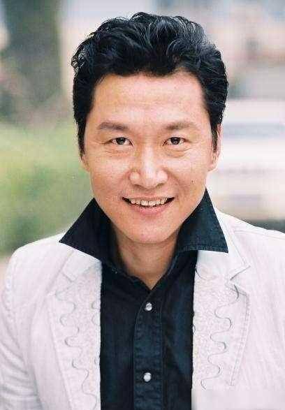 演员赵燕国彰:演张世豪走红,娶了瑞典妻子,活成绝世好男人_挑战_表演