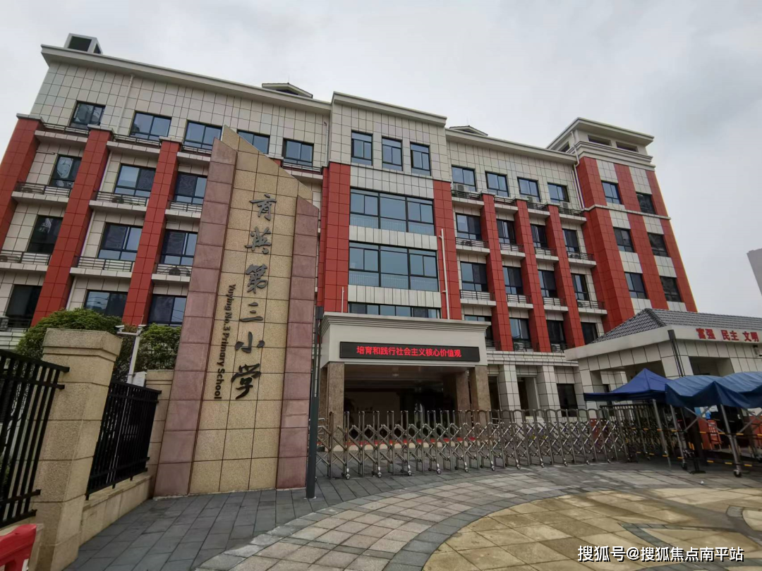 小学方面,美的云璟西侧就是育英三小,上学便利,一年级就无需接送!