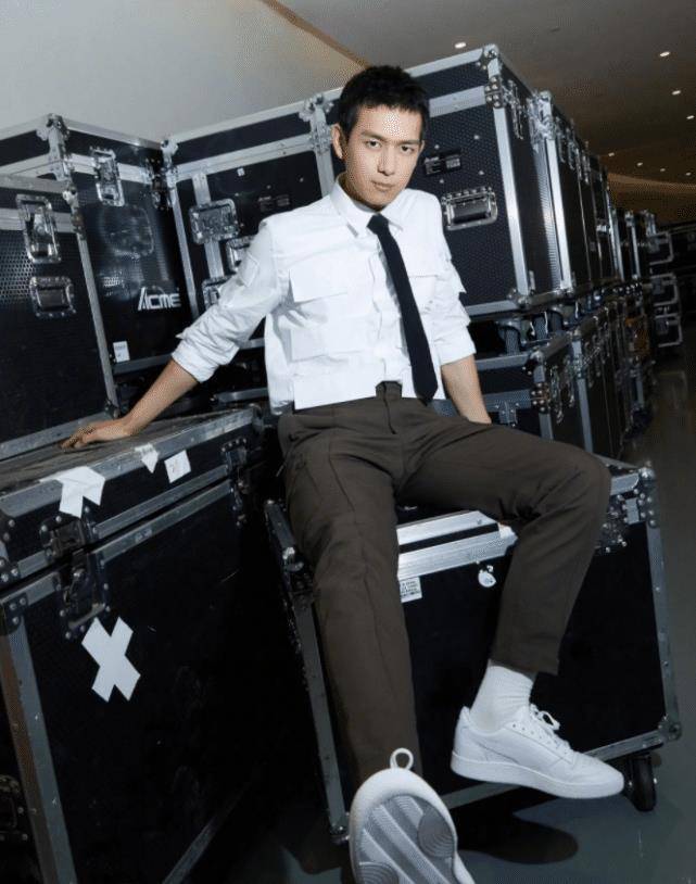 李现再现"韩商言",白衬衣配棕色长裤,彰显优越身材比