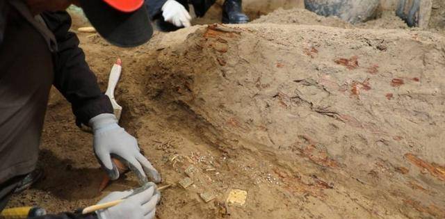 1998年楼兰盗墓案:墓内惊现彩棺,被盗墓贼拆成12块运走倒卖国外_古城