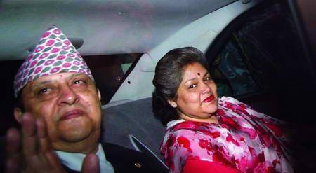 贾南德拉及其夫人科穆尔,科穆尔受伤但幸存下来然而这样的说法并不能