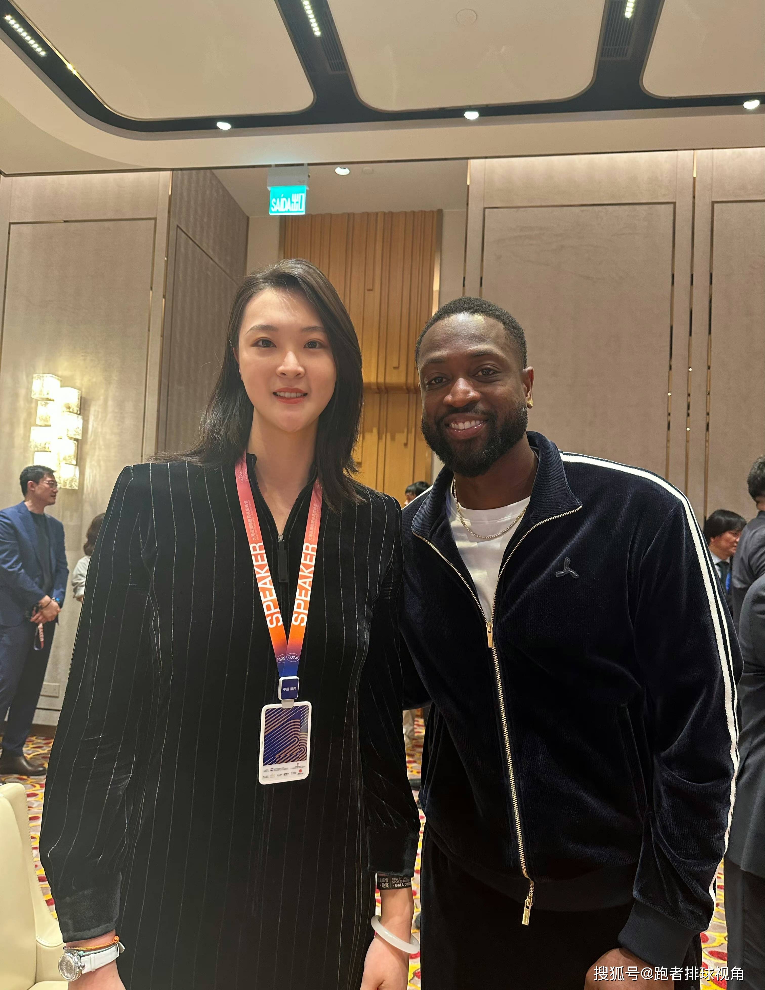 惠若琪晒与姚明合影,秒变小鸟依人,打扮干练,嫁北大才子很幸福