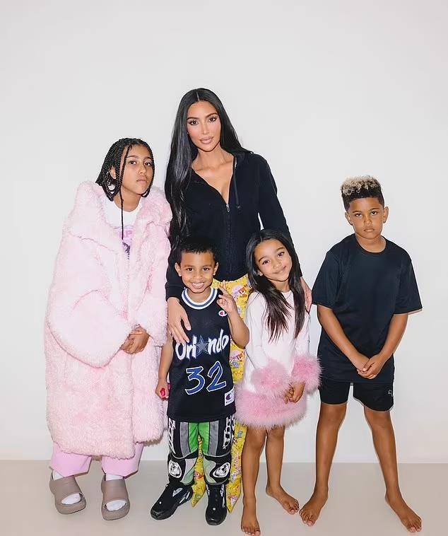 43岁金·卡戴珊二女儿罕见亮相,和妈妈长得最像,双