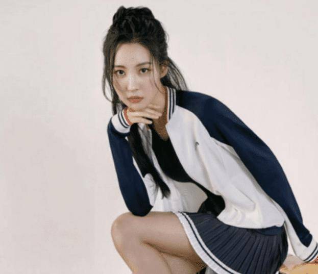 她被称国外"刘亦菲",演出被观众泼水依然卖力表演,湿发造型太a了_宣美