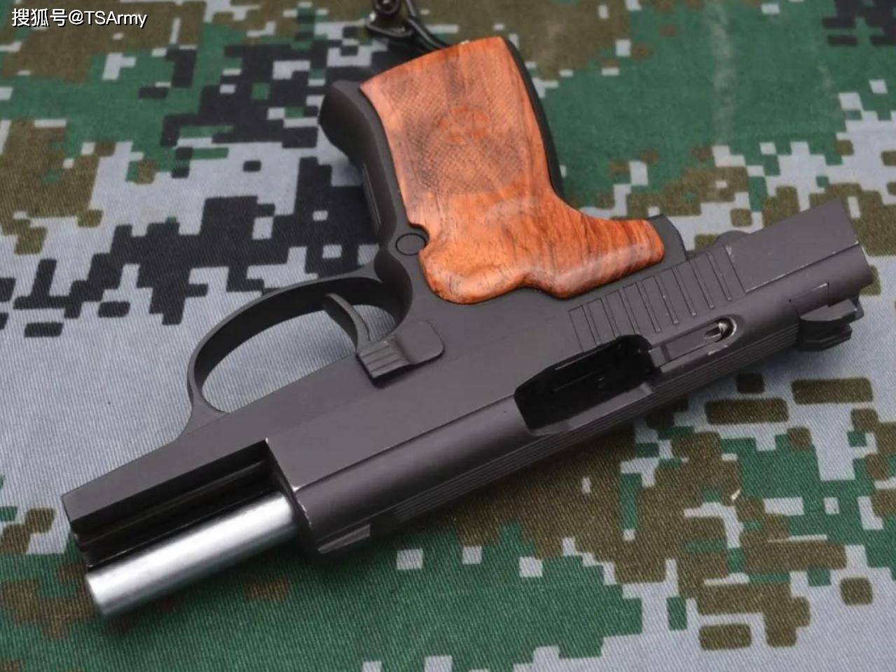 但小巧而又精致的外形,也渐渐成了高级军官的防身用枪
