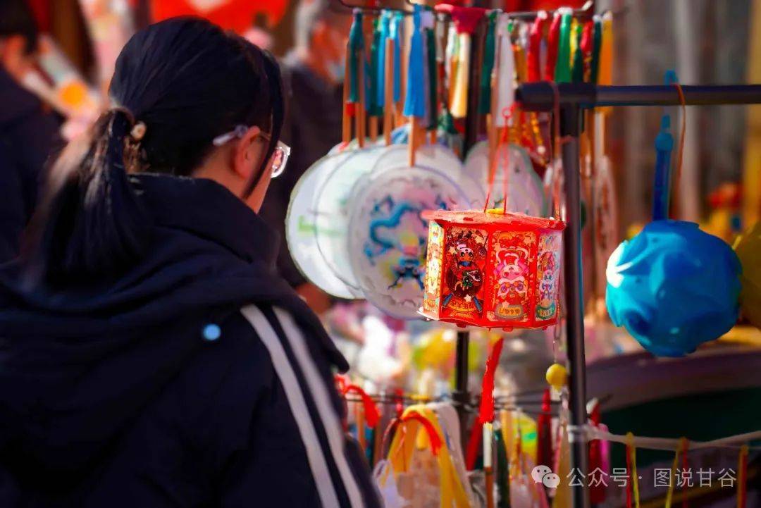 甘肃摄影师杨茂盛作品《年味》: 书韵传真情 秀女献祥瑞_甘谷_节日