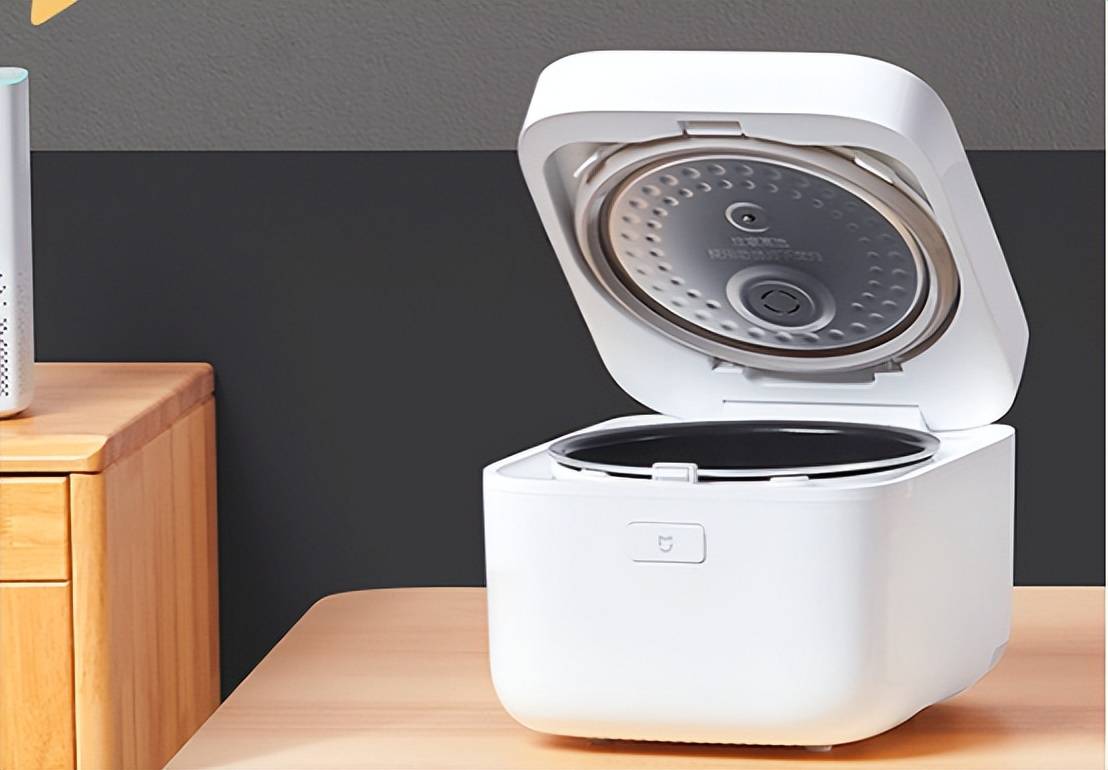 如今很多家庭都会有一两件小米产品,这款电饭煲也是以简约大气色调为