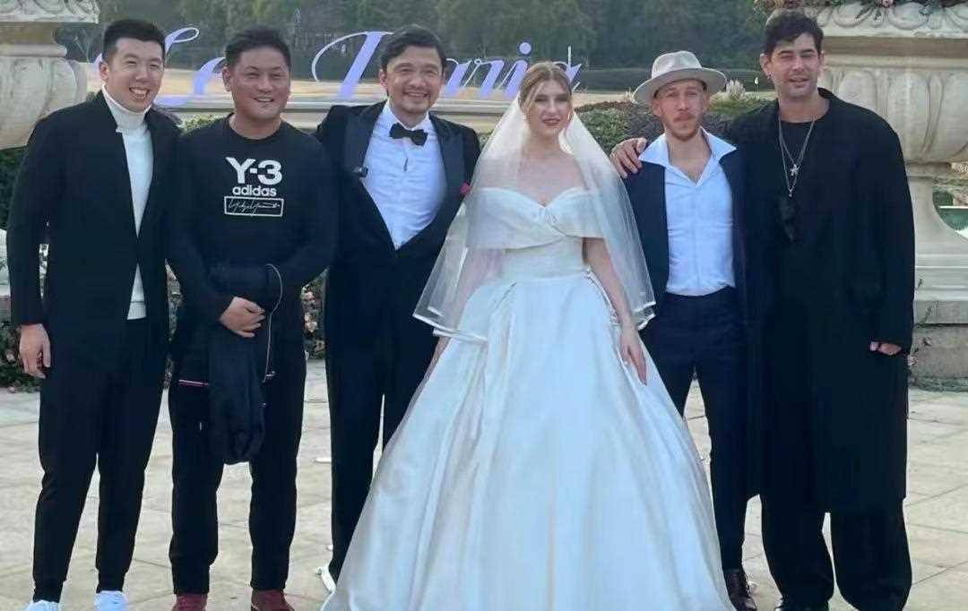 50岁谢晖再婚,超模前妻结婚17年未生育,2婚娶外国美_足球_范志毅_爱情