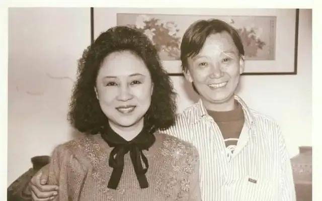 于是,他们认识7个月后,琼瑶不顾母亲的反对,与庆筠结婚了.