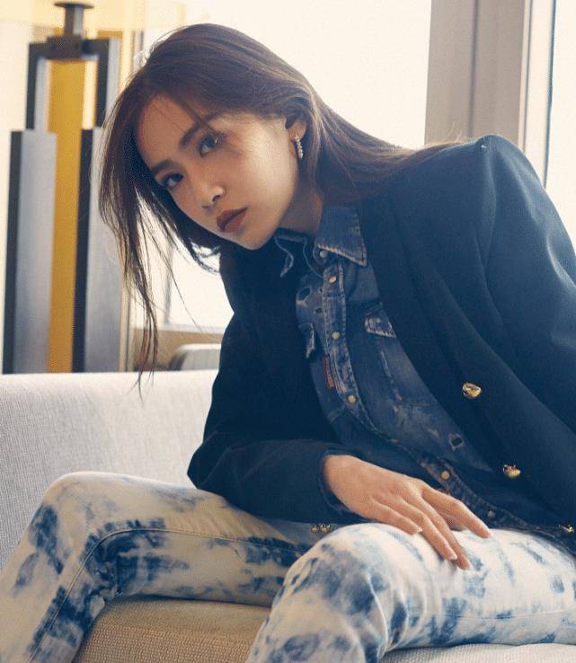 "战豆豆"才是名副其实的腿精,穿上无痕裤的腿,有多细都不知道_刘美彤