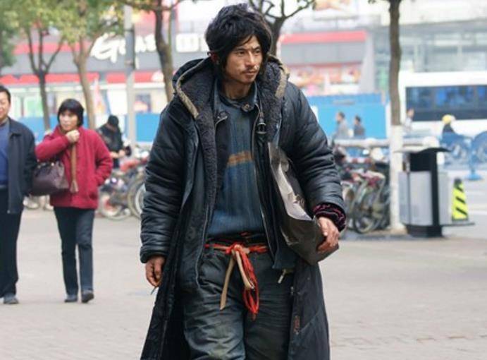 "网红鼻祖"犀利哥,十年前拒绝走t台宁愿流浪,如今现况如何?