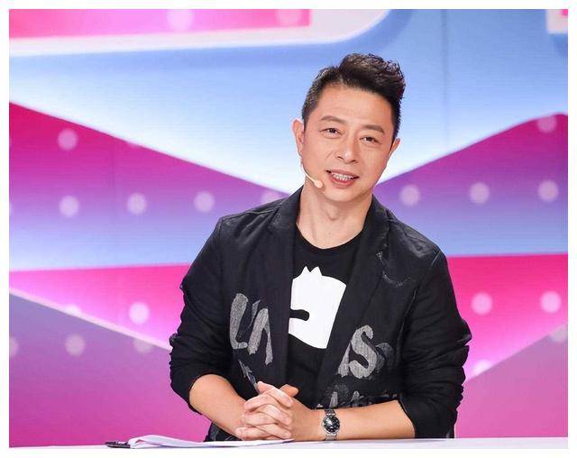 广东52岁主持人阮星航,携手搭档胡向真恩爱并育二子.