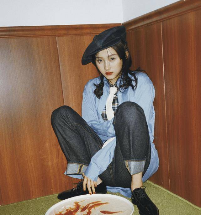 关晓彤大冷天"炫腹",穿短装肚皮上无一丝赘肉,鹿晗果然好眼光_造型