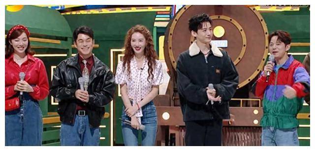 白敬亭与何炅亲密互动,综艺首秀引关注,一细节惹风波._故事_关系_真相